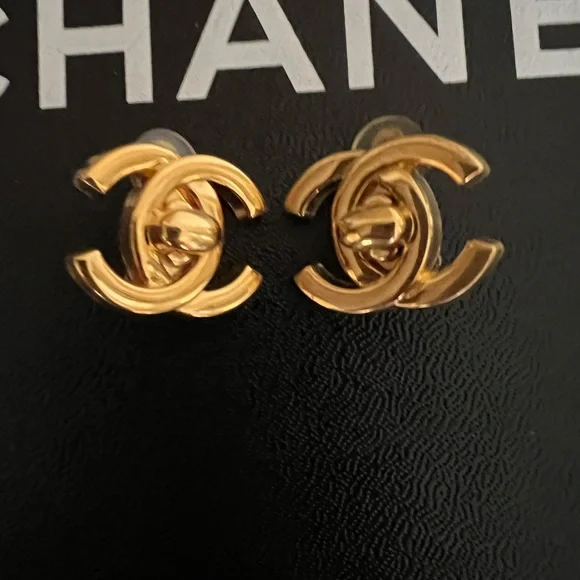 CHANEL Vintage 97P CC Turnlock Earrings 24K Gold Plated PRISTINE - Picture 7 of 7